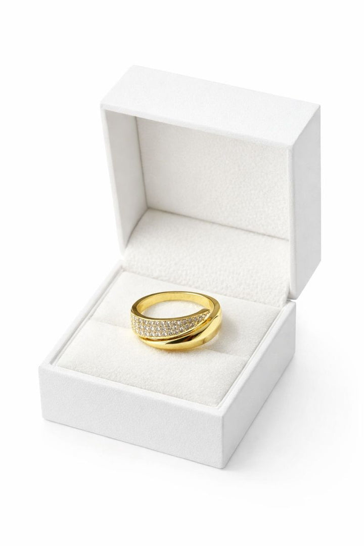 Manca - Eleganten zlati prstan s svetlečim kamnom