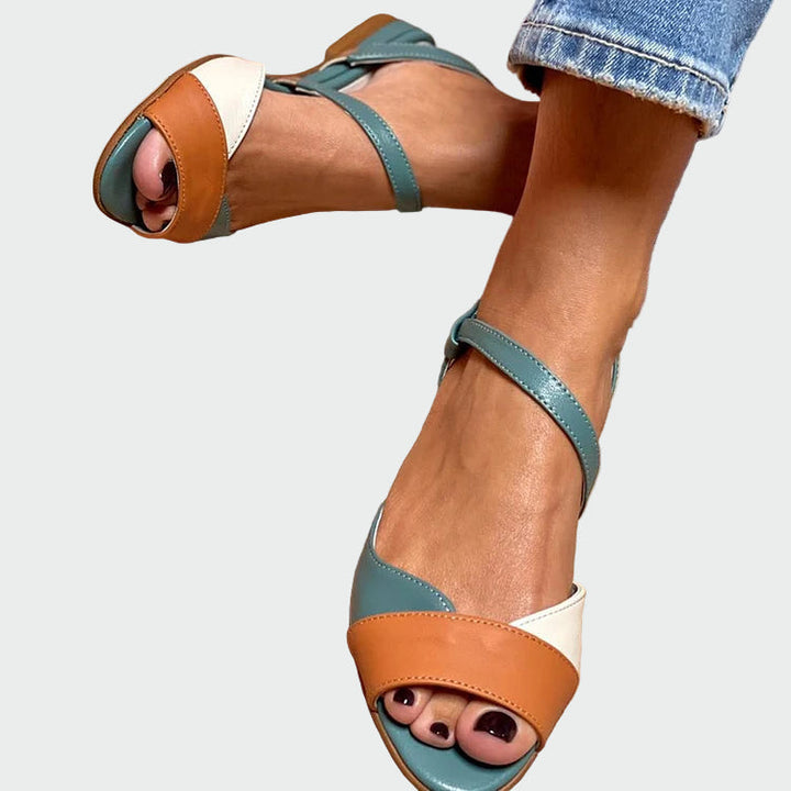 Čavena - Sandali Z Edinstvenim Dizajnom Trojnim