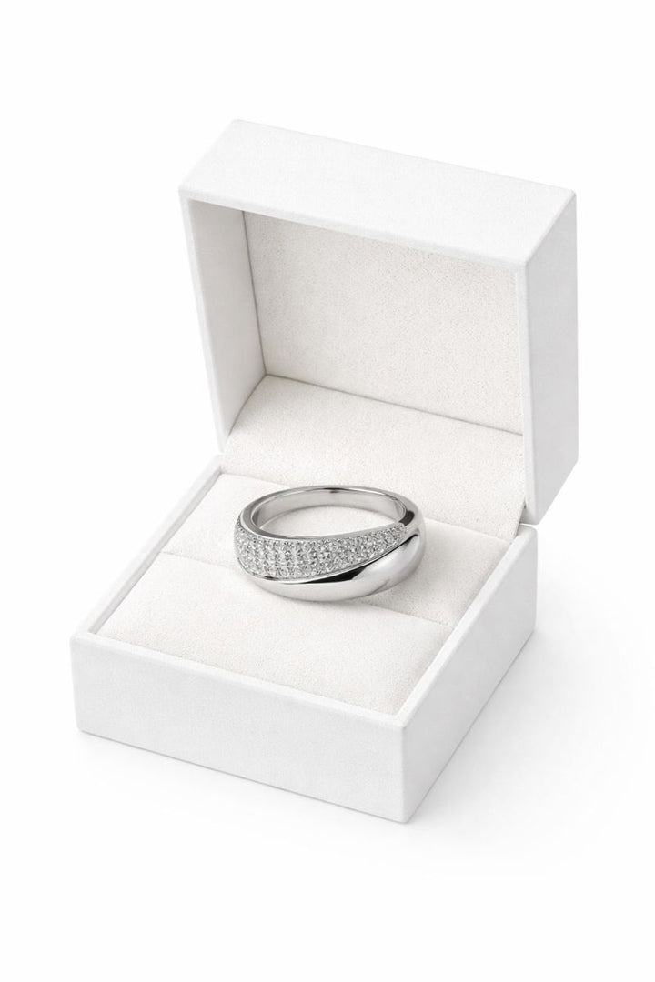 Manca - Eleganten zlati prstan s svetlečim kamnom