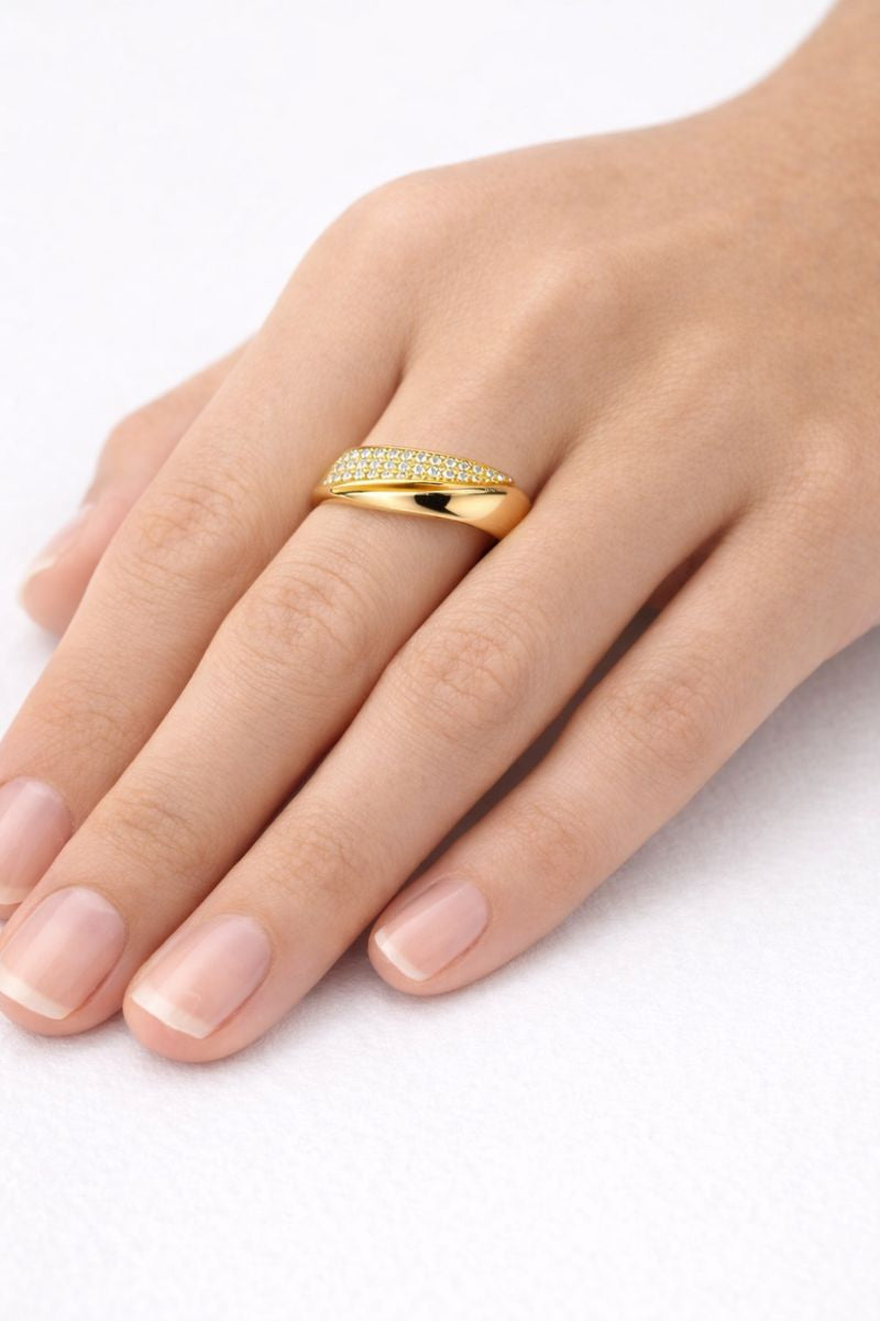 Manca - Eleganten zlati prstan s svetlečim kamnom