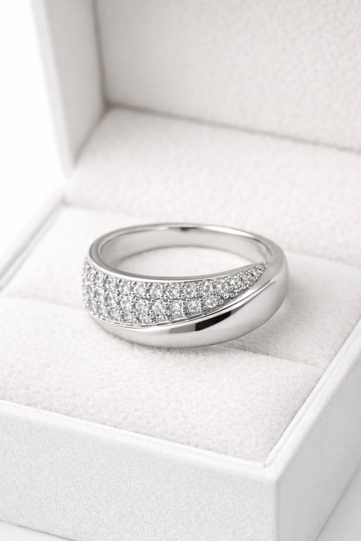 Manca - Eleganten zlati prstan s svetlečim kamnom