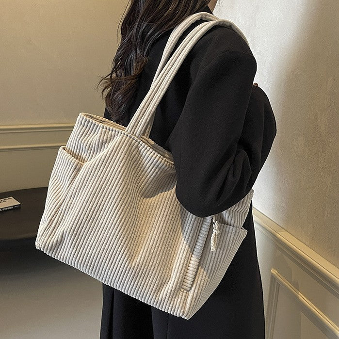 Kristina - Prostorna Ramenska Torba Ribasta Struktura