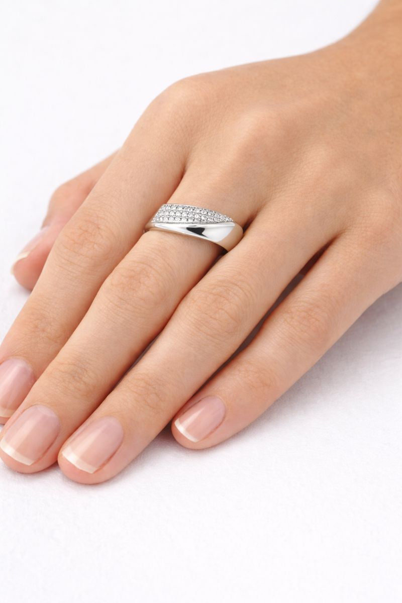 Manca - Eleganten zlati prstan s svetlečim kamnom