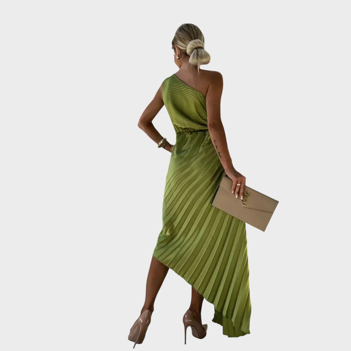 Nika - Elegantna Obleka z Naborki na Ramenih za Šik Videze