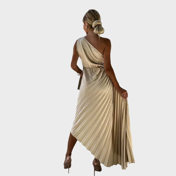 Nika - Elegantna Obleka z Naborki na Ramenih za Šik Videze